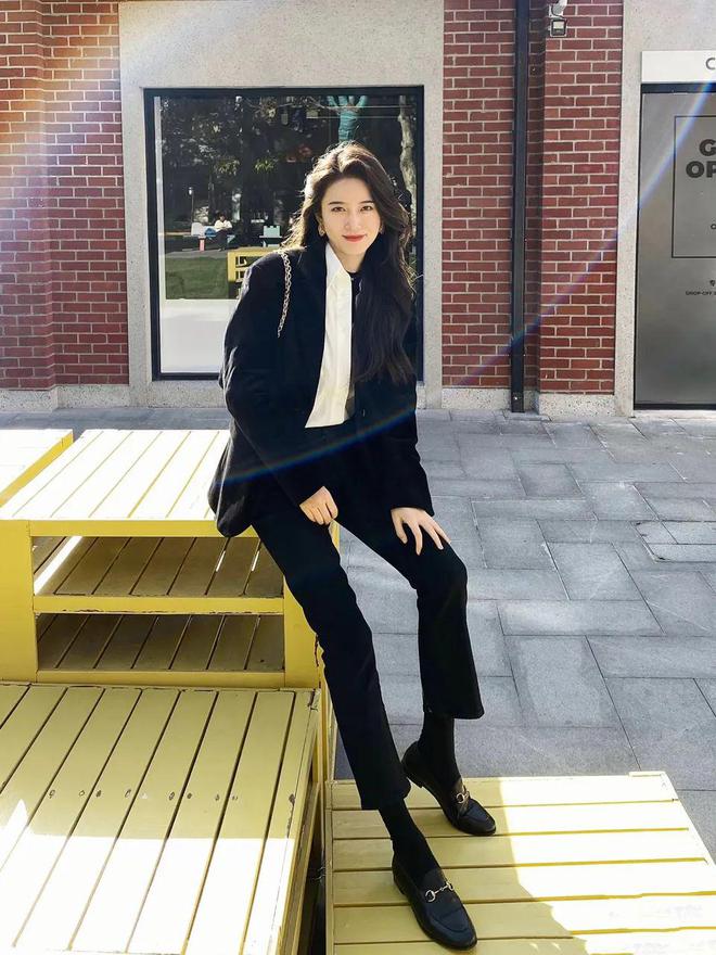 一字带凉鞋黑裤子搭配什么上衣,黑裤子怎么搭配洋气