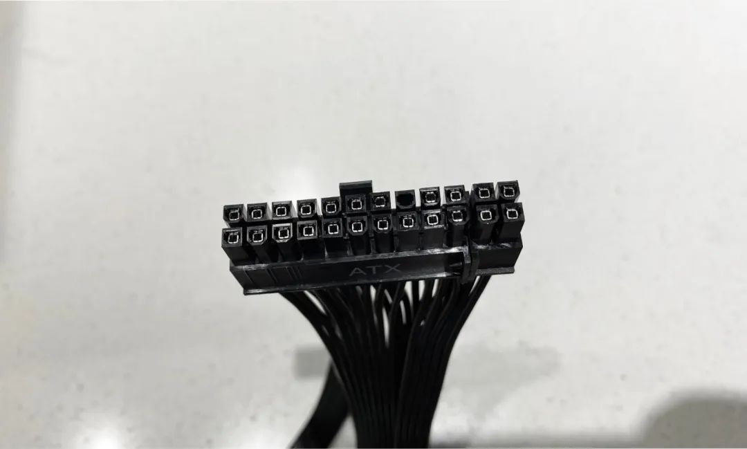 给主板供电的线少一条线,给主板供电的电源