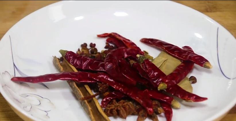 五花肉用酱油泡两天新吃法,五花肉放水里泡一夜能吃吗