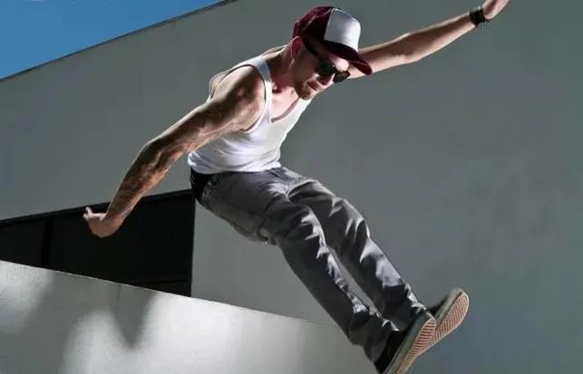 年轻人极限跑酷,年轻人玩跑酷