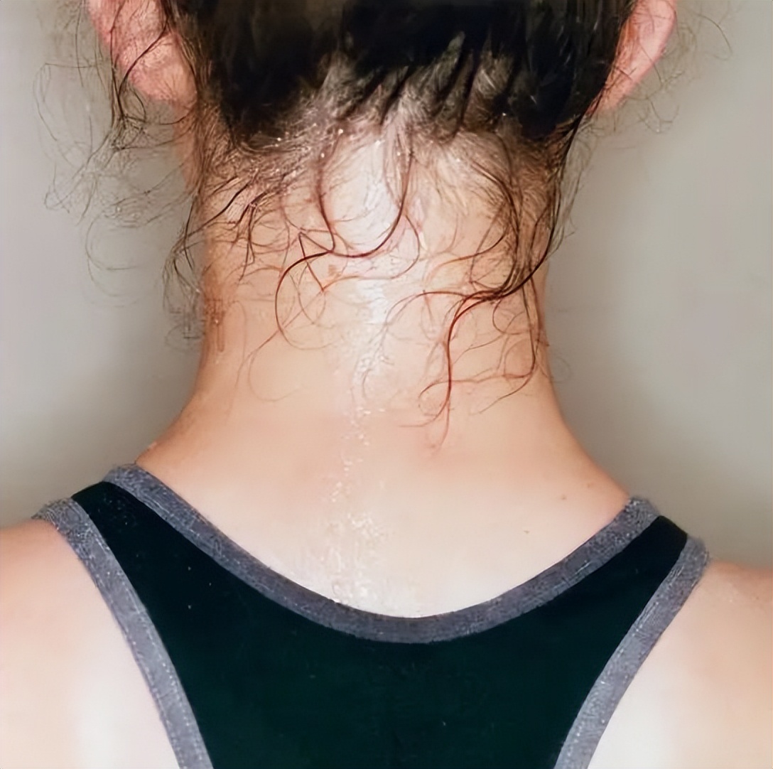 女生洗澡时会站着撒尿吗？别不好意思，看看对身体有益还是有害