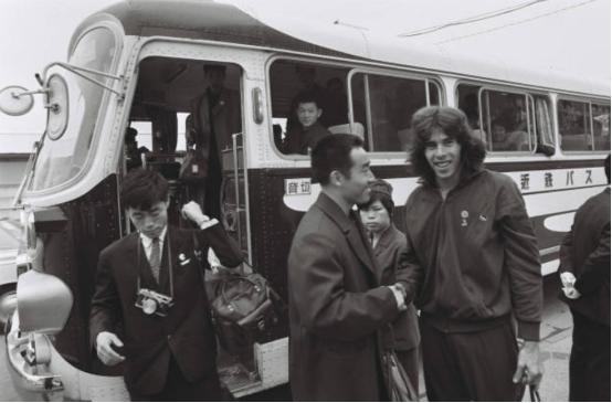 1971年，毛主席看了这份报纸后，立即指示：邀请美国乒乓球队访华