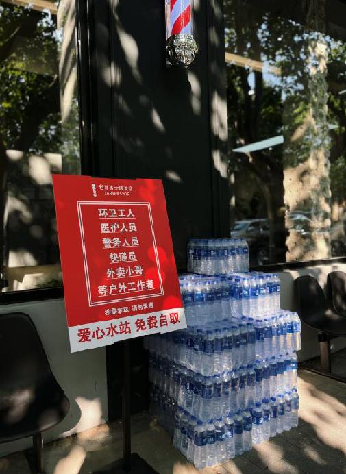 老人半夜偷运走十箱爱心矿泉水,老人搬走爱心矿泉水