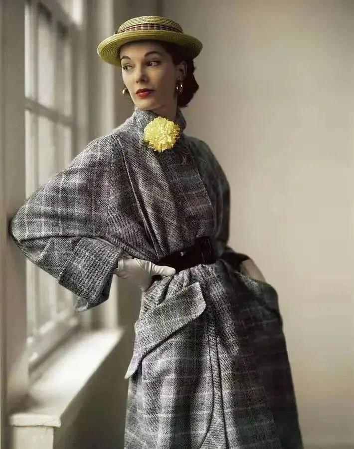 灰色和深灰哪个更适合年轻人穿,暖灰色系搭配灰白满满的高级感