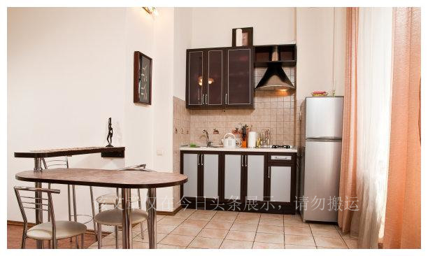 冰箱后面有臭味储水盒怎么拿下来,冰箱后面发出一股臭味是怎么回事