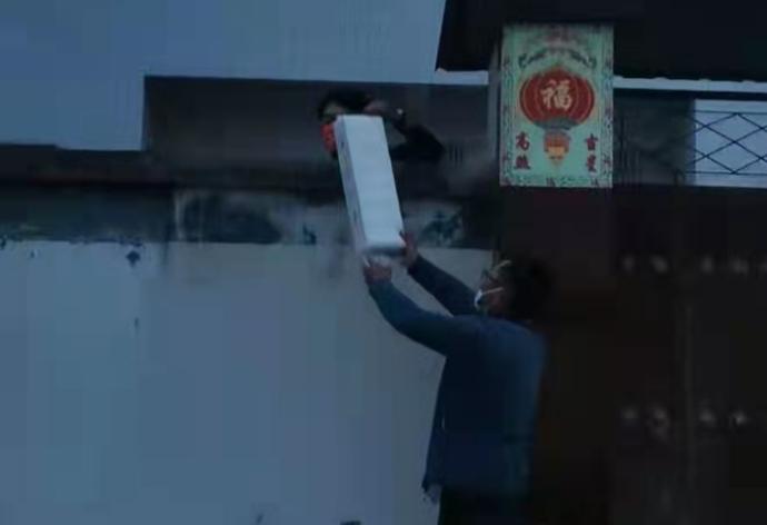 疫情防控敲门行动志愿服务,防疫值守收到居民赠送物资