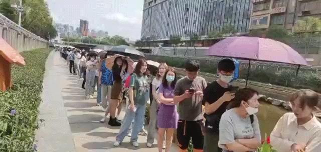 排队8个小时，500元一杯，茶颜悦色的“遮羞布”是时候撕下来了