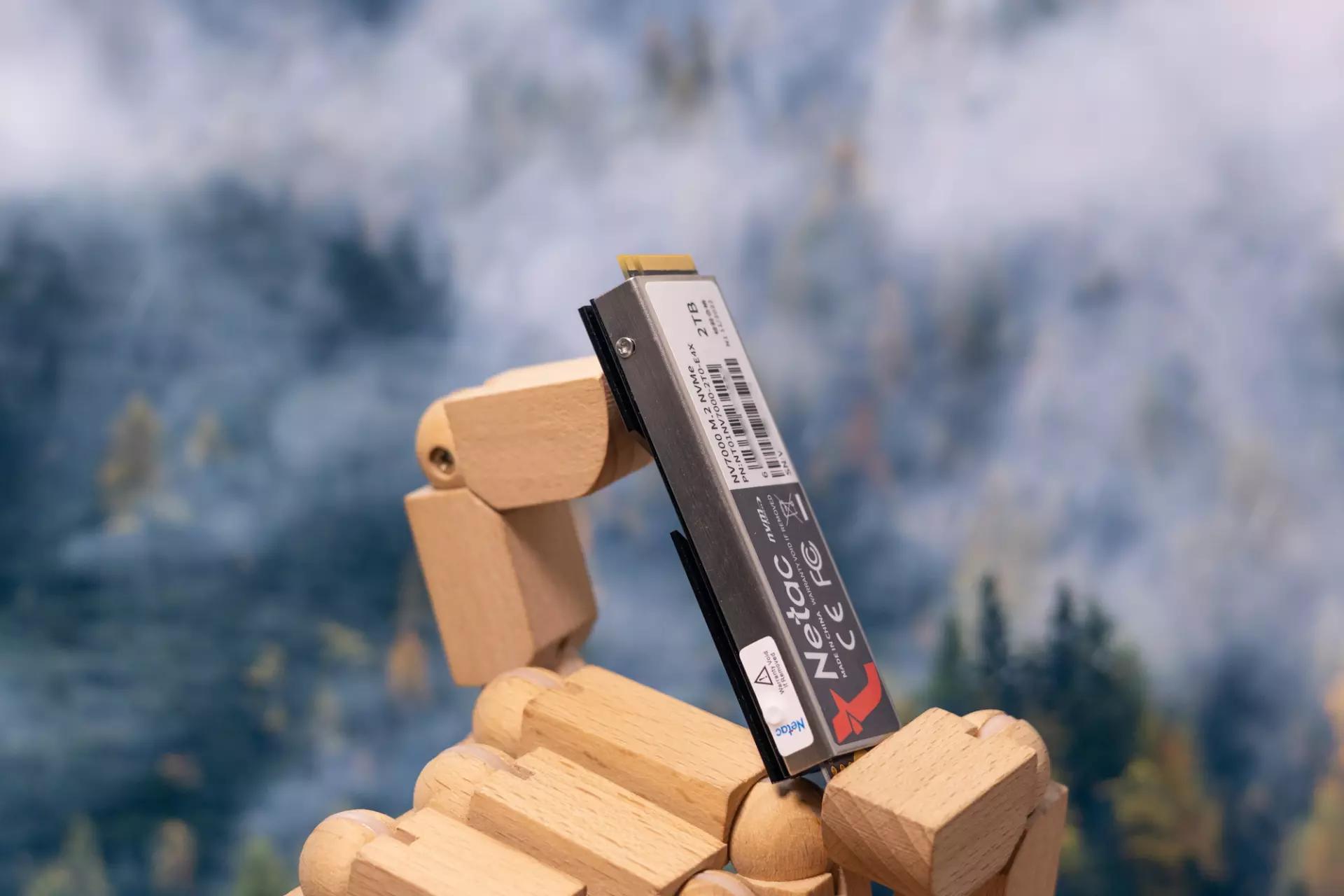 朗科nv3000绝影固态测评,朗科绝影nv70004k随机读写速度