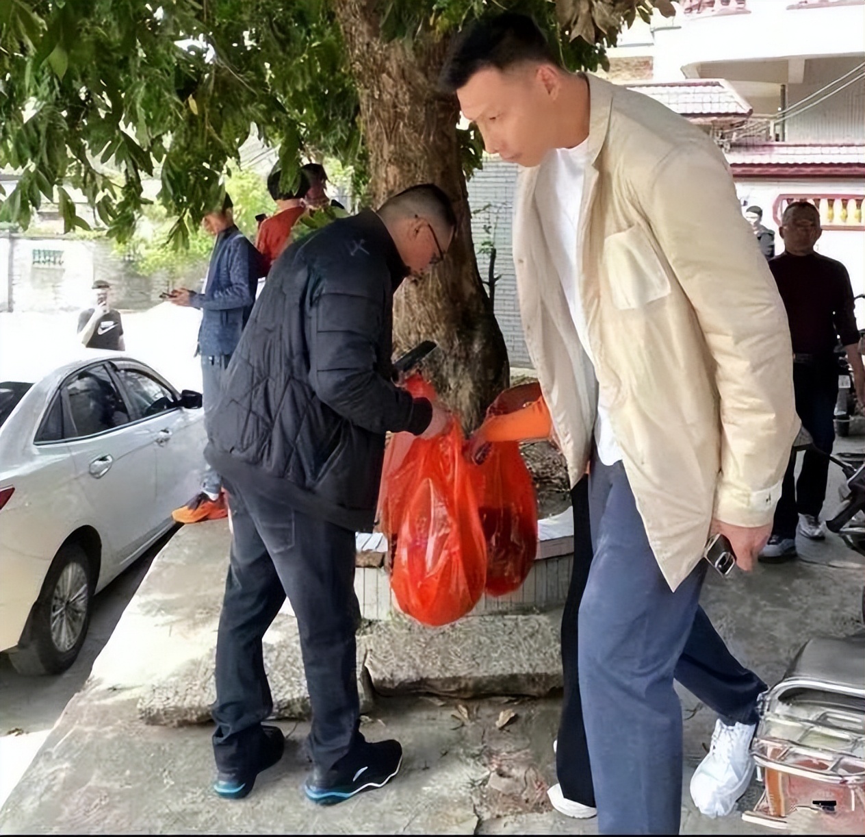 嘴上说着爱国，两个儿子却都是美国籍，易建联到底是怎么想的？