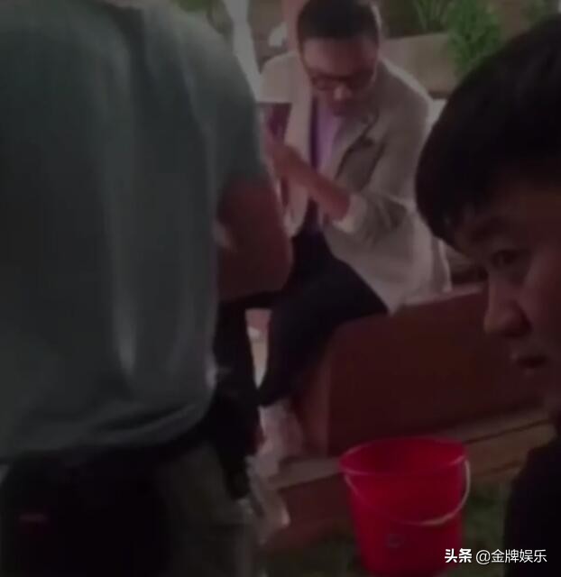 老坛酸菜事件持续发酵！网友建议汪涵应该主动退出娱乐圈