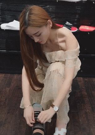 姑娘看起来外表美丽，其实裤袜已经掉到大腿根了！场面一度很尴尬