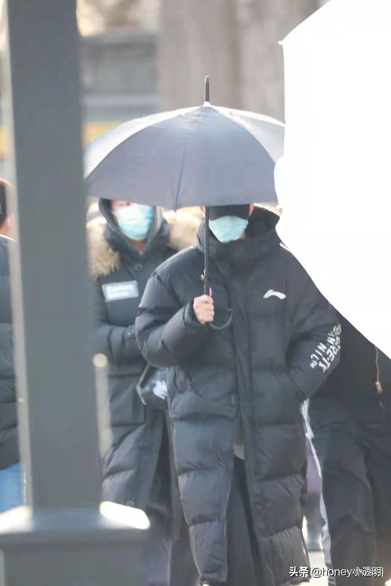 肖战李宁羽绒服视频,肖战穿白色中山服