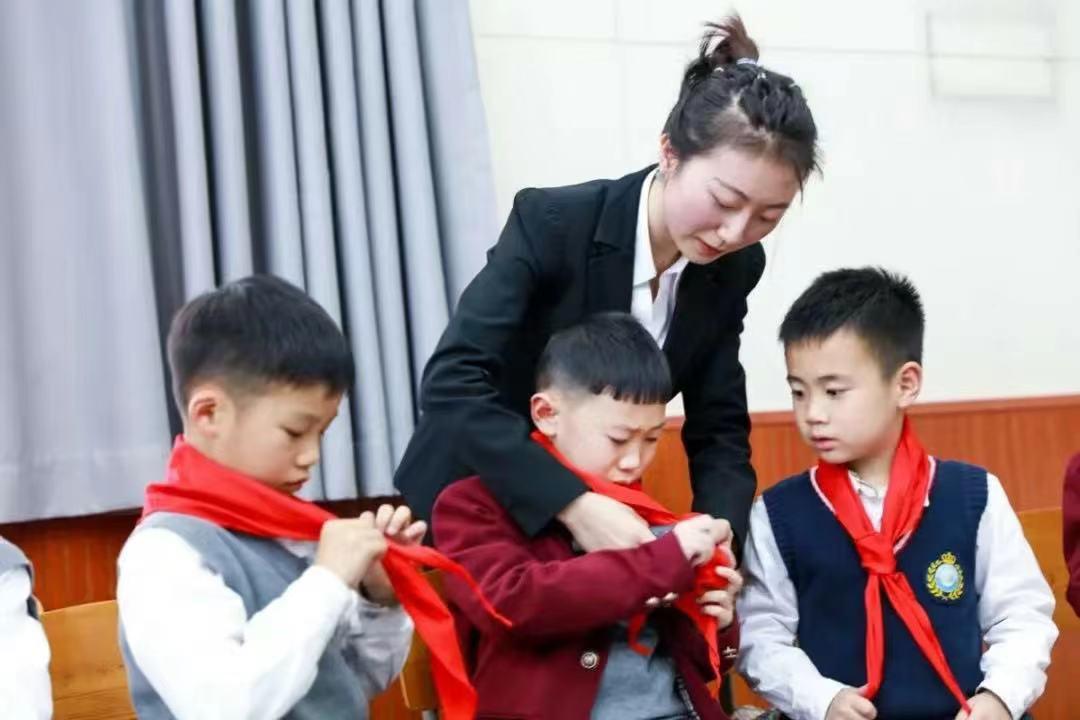 四川天府实验小学,三尺讲台绽芳华共成长