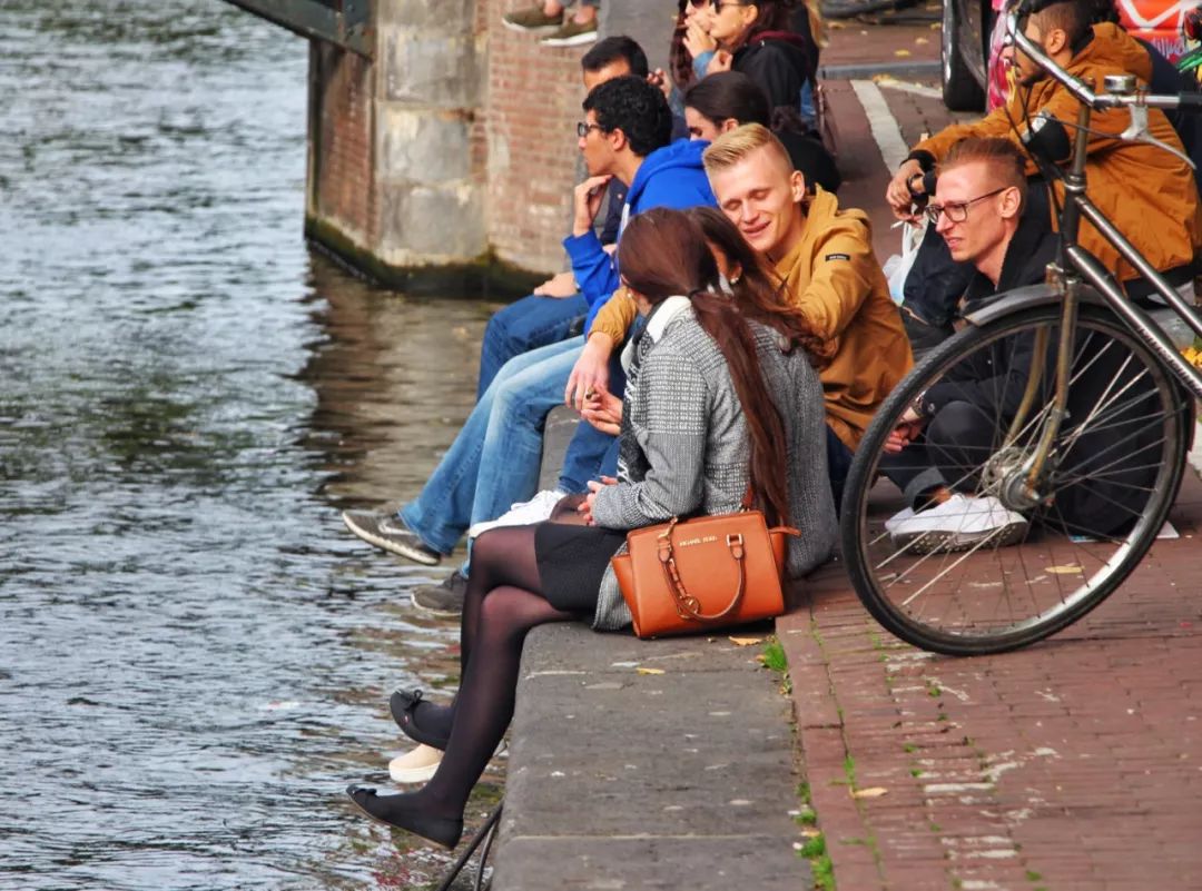 开车去欧洲第23集:在阿姆斯特丹*灯区红**,2名荷兰壮汉挑衅被我怼