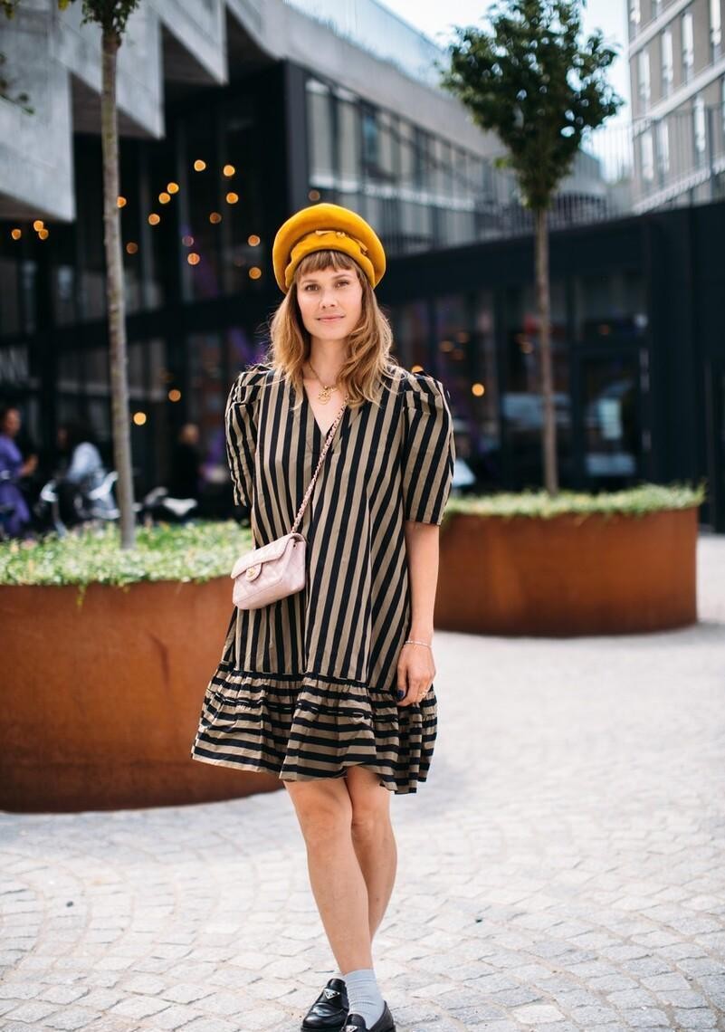 简单条纹上衣穿出时尚感,洋气显年轻的上衣搭配条纹裤