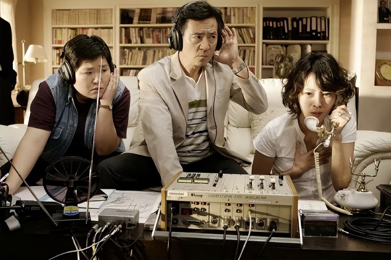 现场堆了很多芝麻。他的双手被绑着。