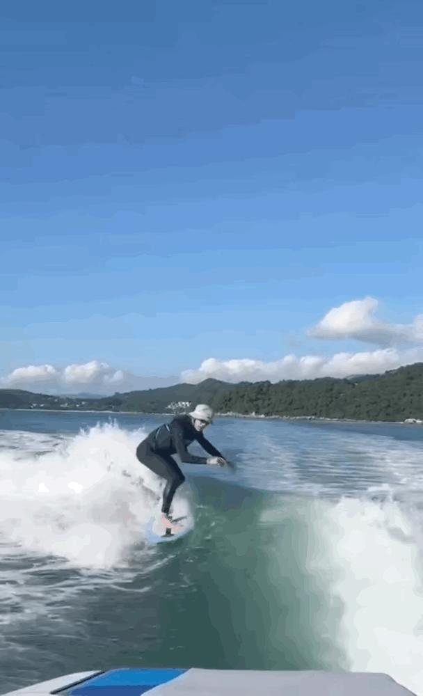 周星驰60岁仍玩海上冲浪，玩超高难度动作让年轻人自叹不如