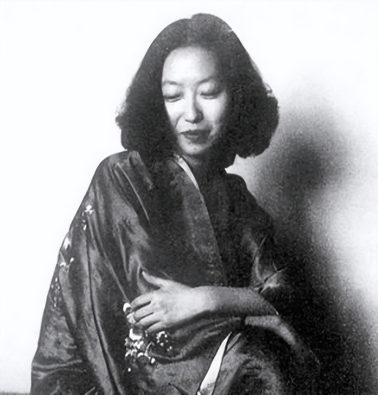 张爱玲为什么三年搬家80余次,张爱玲晚年孤身一人搬家180次