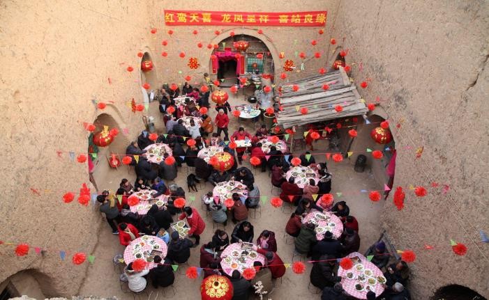 喜宴还得看农村，上海一家去东北赴宴，随礼500，开席直呼：赚了