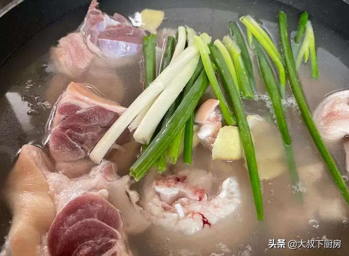 教你怎么做简单又好吃的卤猪脚,卤去骨猪脚家常做法