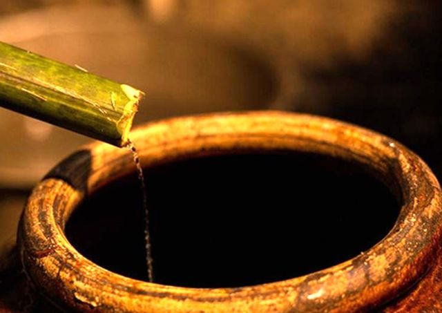 高粱酿酒一斤高粱能出多少酒水,100斤高粱能酿多少酒是怎么一回事