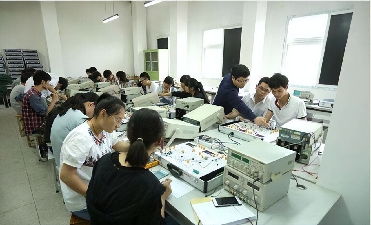 大学里几个比较累人的专业，专业课学习难度大，但毕业后却很吃香