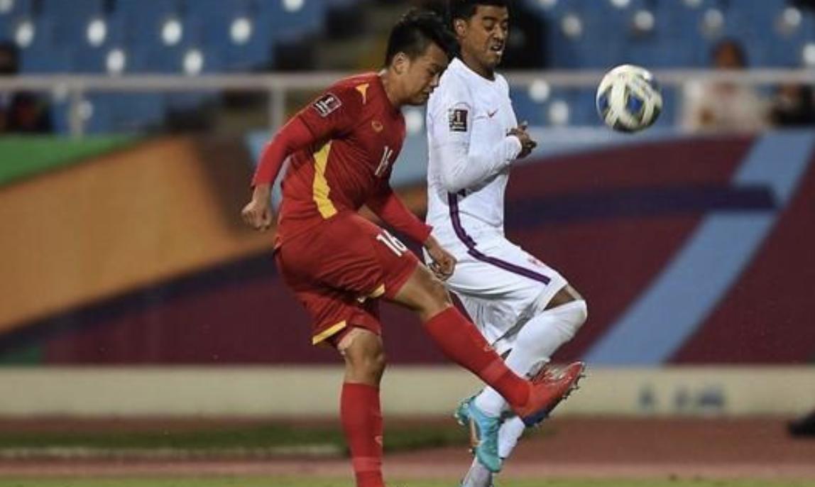 失望！场上散步+眼神防守，国足输球后，还不忘选购奢侈品