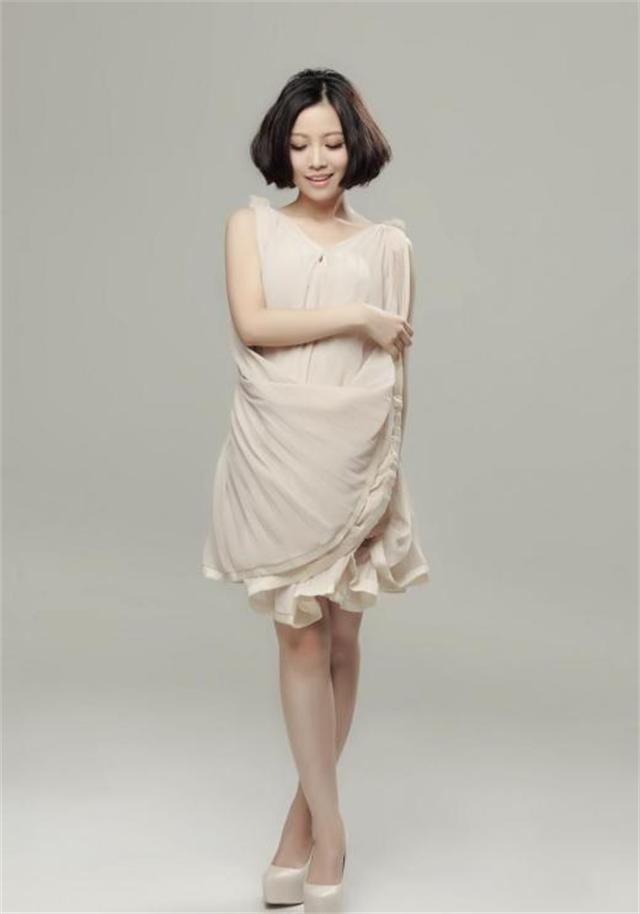 姚贝娜铜像图文,姚贝娜墓地雕塑