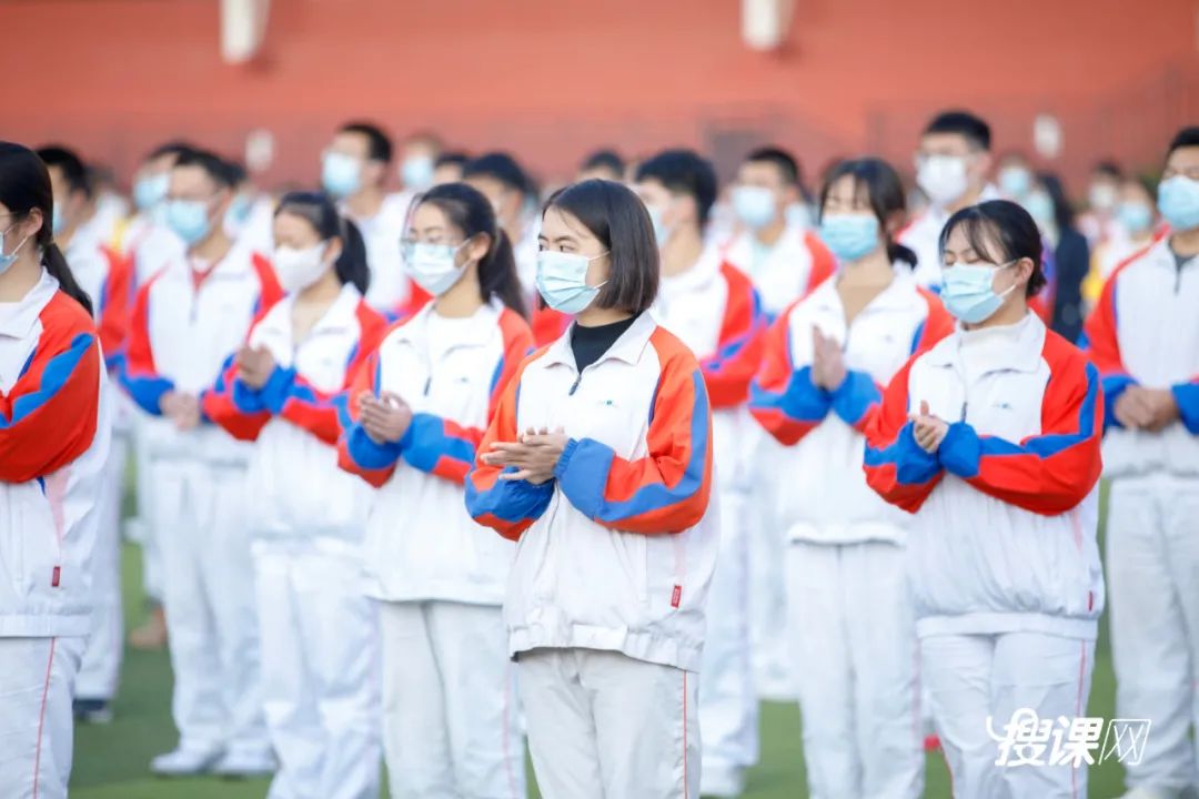 3000多名师生传递国旗为祖国庆生,开学典礼百人传旗