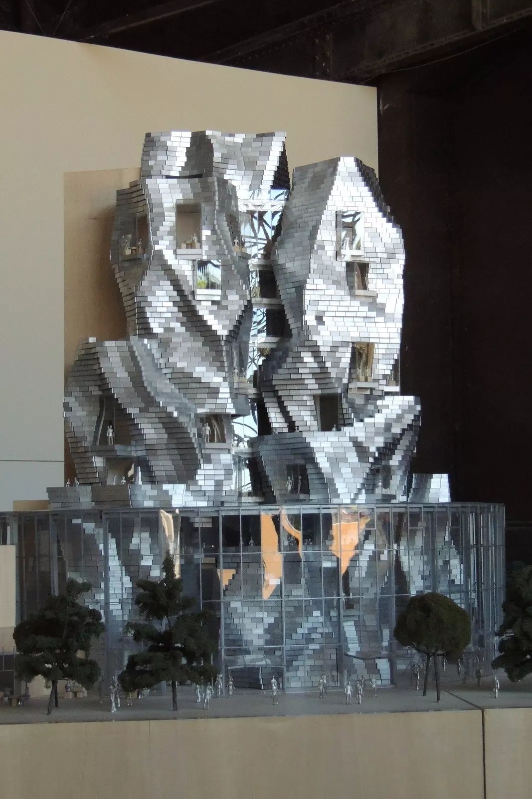 解构主义弗兰克盖里,美国建筑师弗兰克盖里的建筑风格