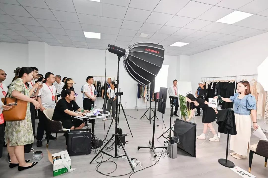 天门服装产业发展规划,天门服装电商产业峰会直播走秀