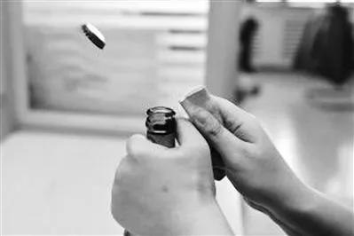 才发现，原先啤酒瓶盖里埋有小机关，把握以后小女生也能拧开