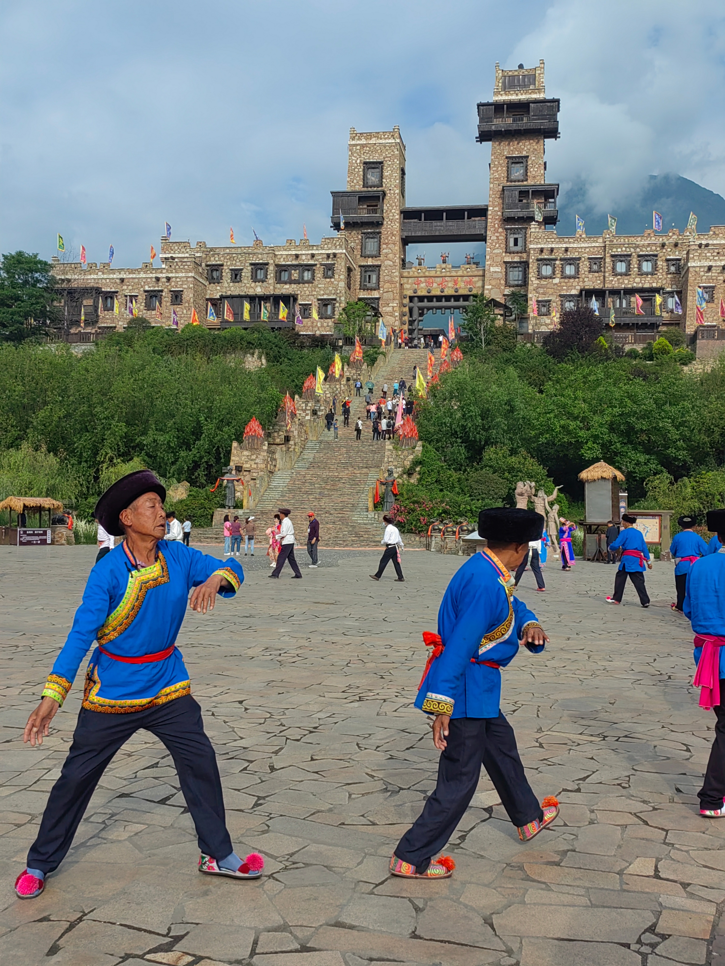 羌族云朵上的舞者,歌曲云朵上的羌族