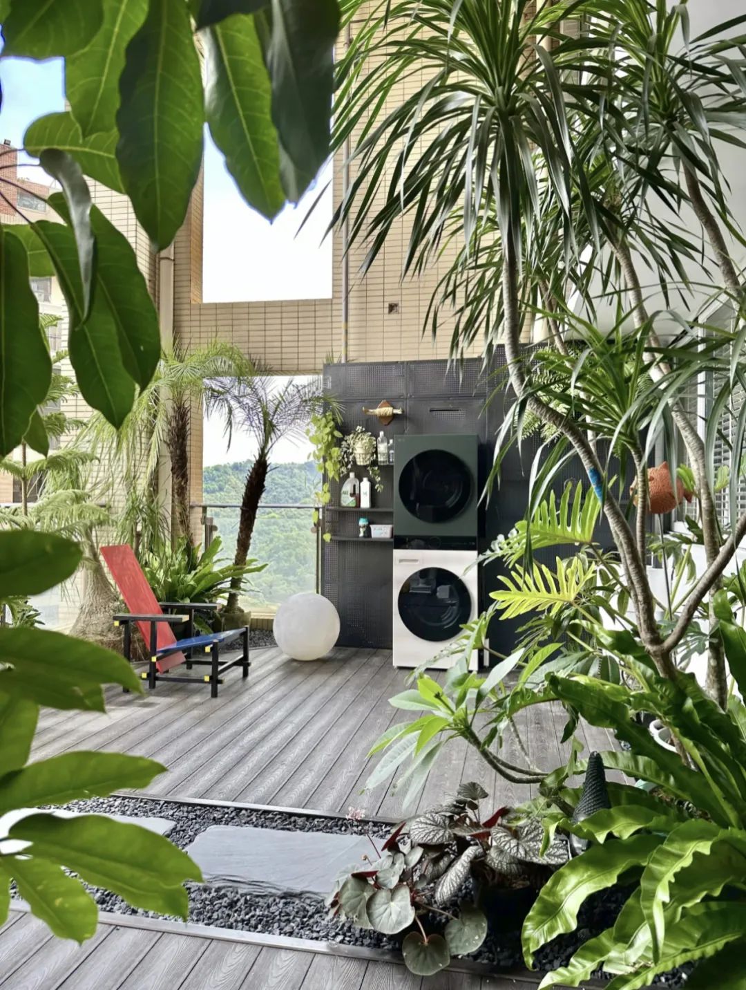 阳台用瓷砖好还是防腐木好,阳台地面铺防腐木好还是地砖好