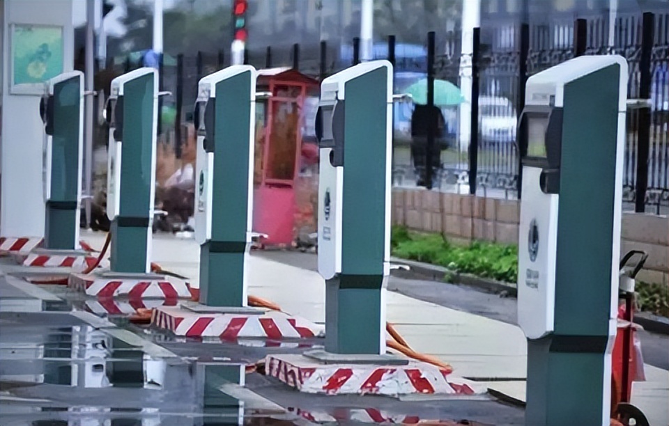 新能源汽车充一次电能跑几公里,新能源汽车充一次电需要多少钱呢