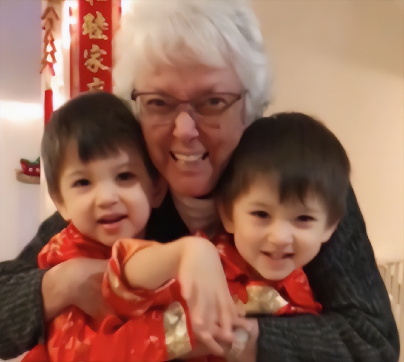 四川女子带子嫁美国人生双胞胎，婆婆带娃，大儿子收到28万成人礼
