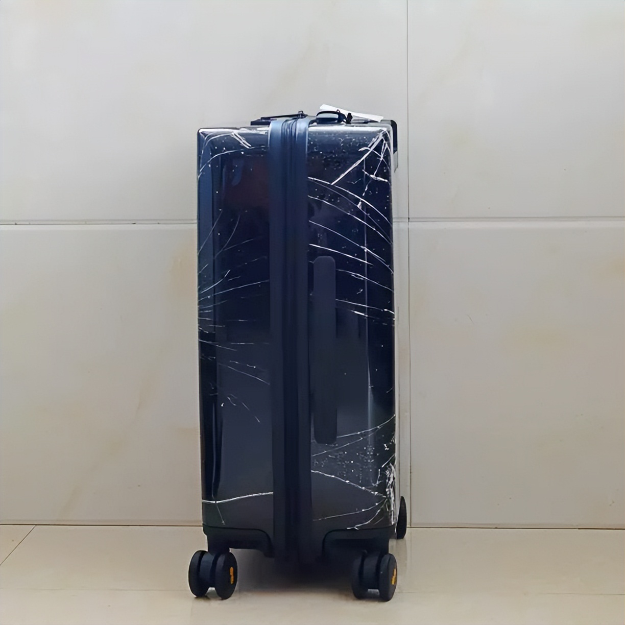 地平线八号行李箱周杰伦代言的吗,地平线行李箱周董