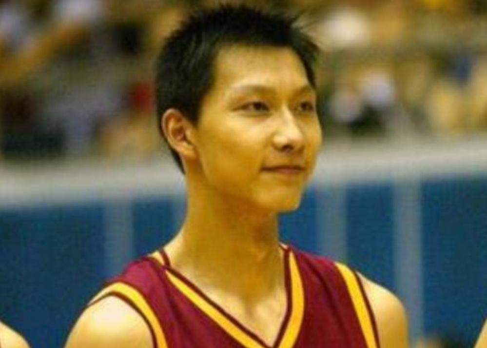 易建联：娶巴西足球宝贝荆灵，婚后连生两胎，如今妻儿都定居美国