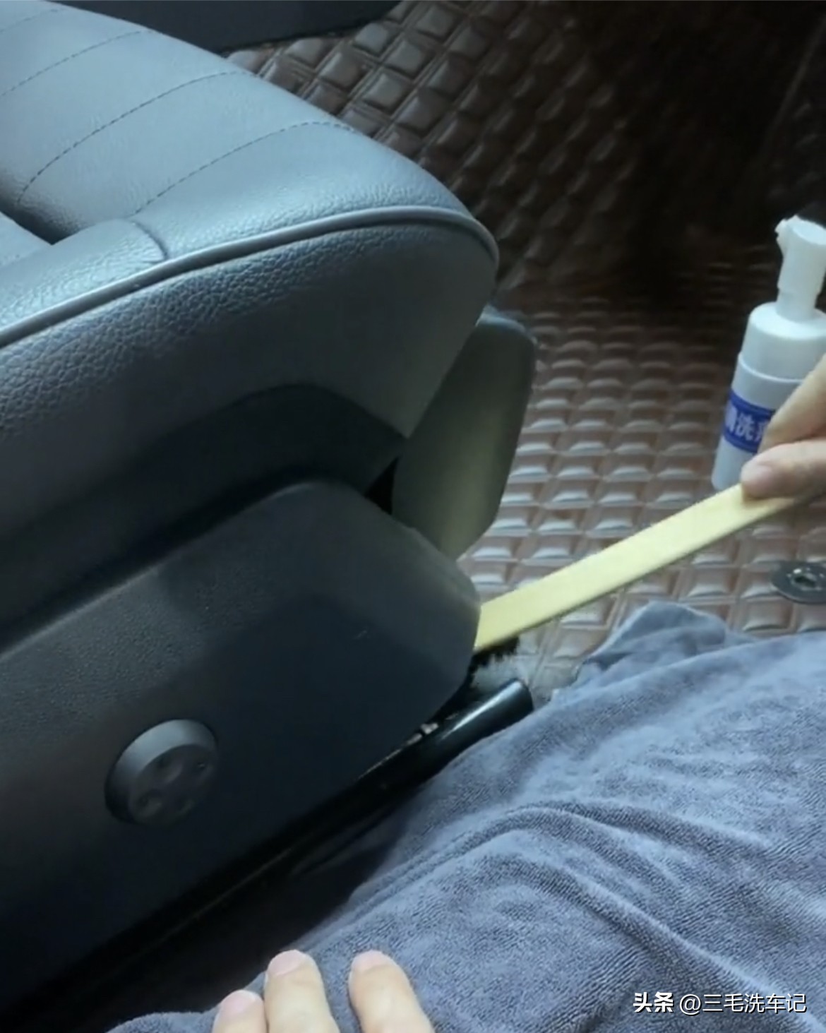 汽车内饰清洗最好的方法,汽车内饰清洗方法及流程分享