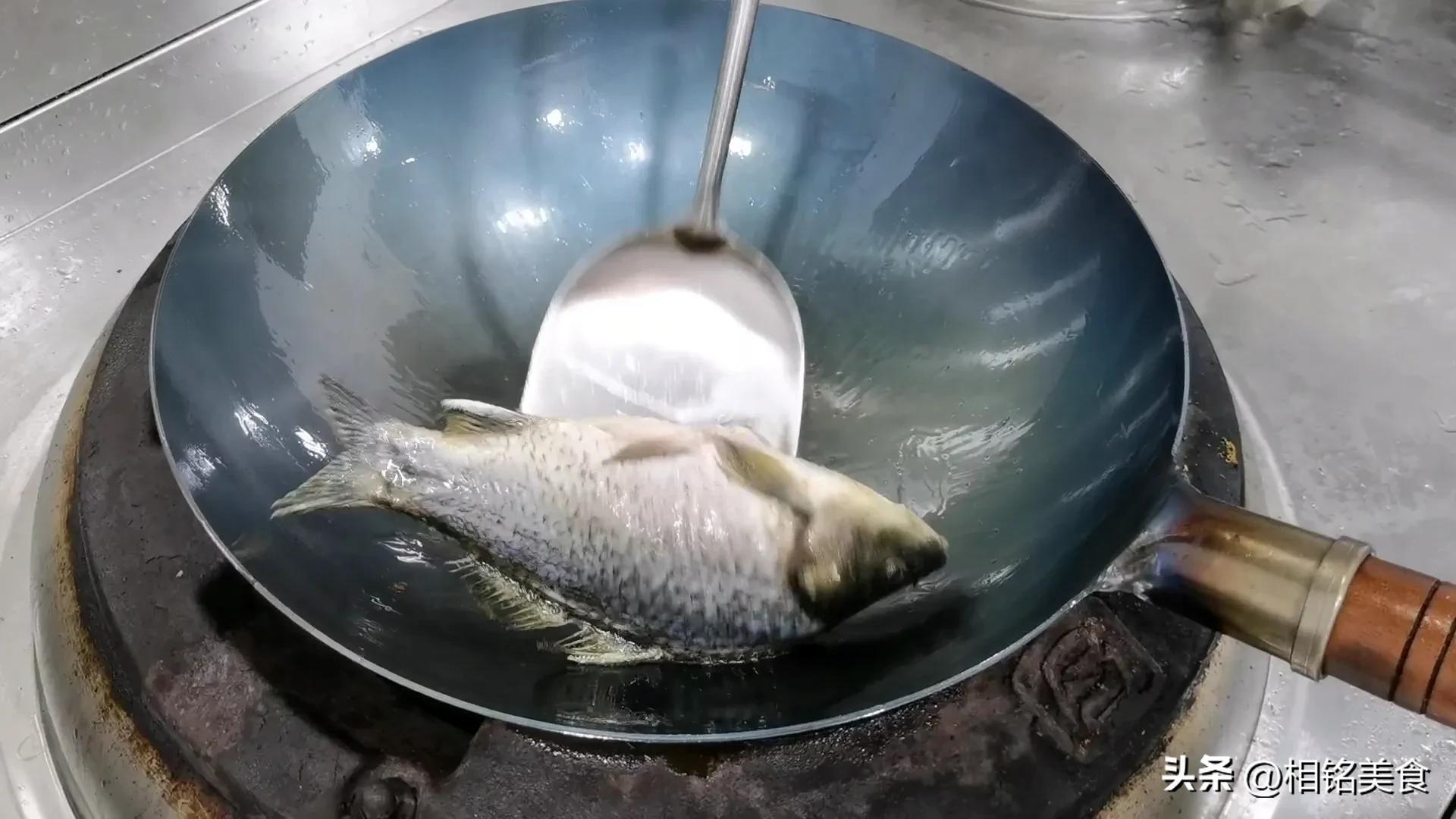 新铁锅怎样开锅小妙招视频,不粘锅的铁锅最佳开锅方法