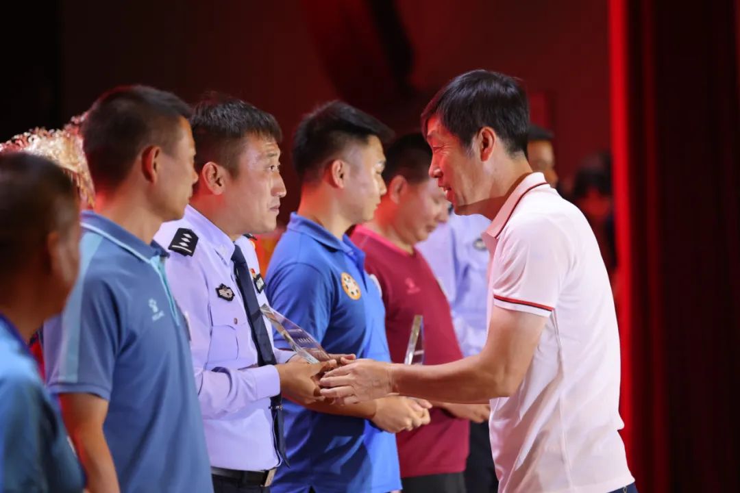 公安部定点帮扶的足球队，赢了！