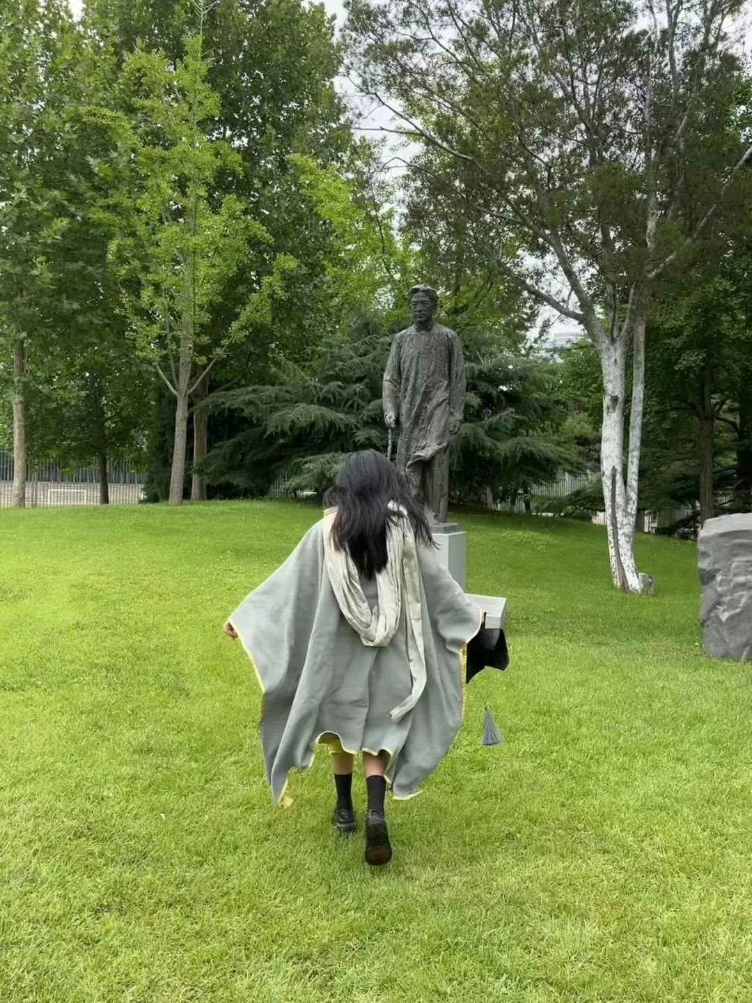 大学生去养猪、干保洁、做美甲…现在的年轻人在想啥？