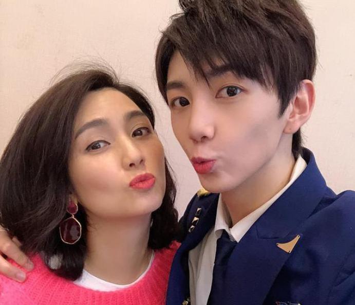 张丹峰洪欣风波后首次合体亮相,张丹峰怀柔拍戏