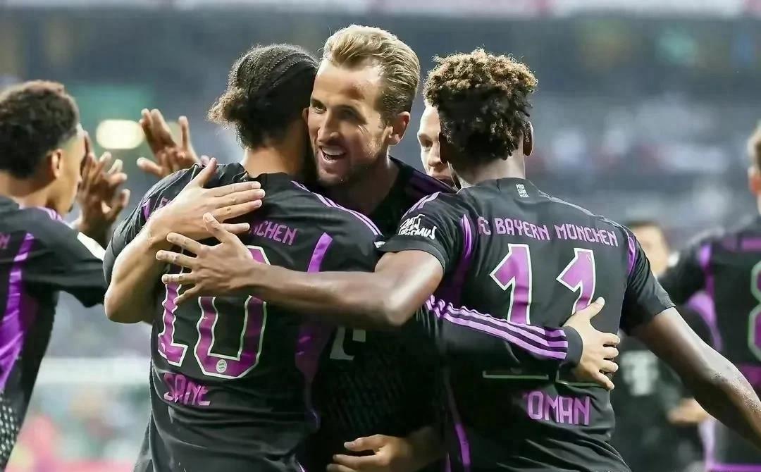 夜晚中绽放的烟花,足球烟花