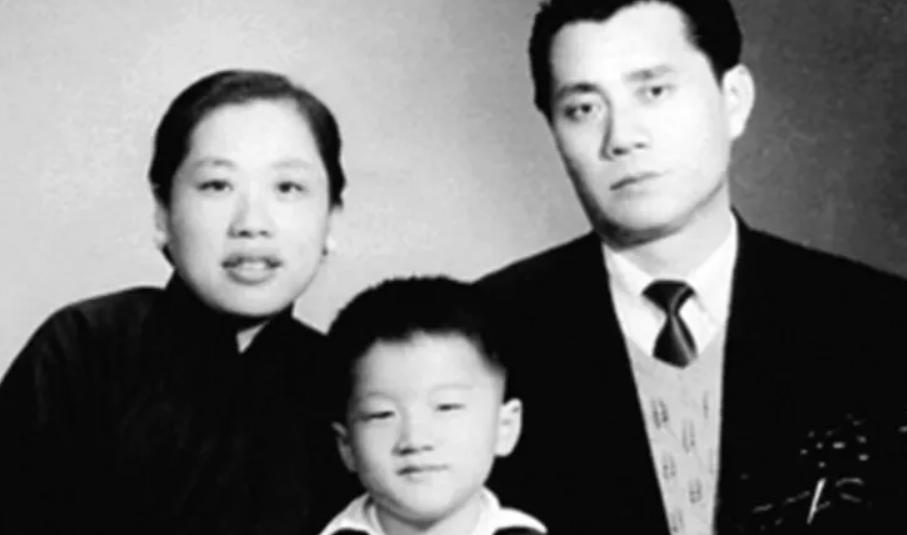 成龙叫房仕龙还是陈港生,成龙姓房为什么叫陈港生