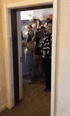 如何评价这个女主持人，主持了一半把*袜丝**脱了？