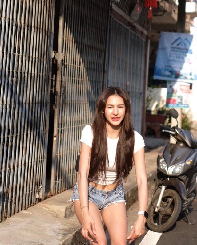 白色紧身T恤搭配牛仔裤太好看了，绝对是夏季街头的穿搭焦点