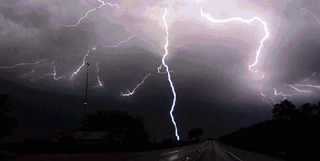 24小时内20人遭雷击身亡,突发悲剧2人遭雷击身亡