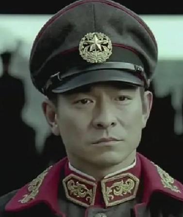 猩猩扔水瓶砸伤游客账号,动物园称猩猩砸伤游客系正当防卫