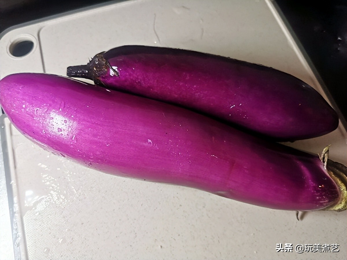 茄子这样做出来口感味道都很棒 (下饭软糯茄子)